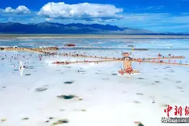 航拍茶卡盐湖秋日美景：水天相映人在画中游图片