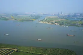 江苏扬州：长江鱼跃渔民护 江河旧颜换新颜图片