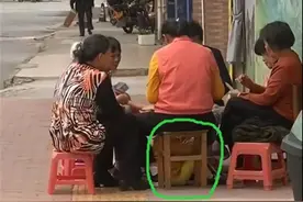 老人打牌将孩子塞在凳子下面？当地妇联回应图片