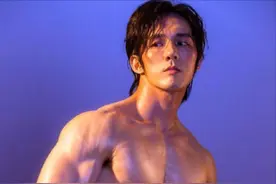 南拳妈妈张杰近照曝光，赤裸上身秀爆炸肌肉，40岁面色红润状态佳图片