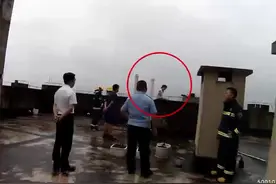 “你看，这是我女儿的照片，你说像不像你……”民警一个“熊抱”，救下轻生女子图片