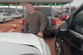 最新进展，4个角度还原奔驰男砸车过程，完整版解读，评论区炸锅图片