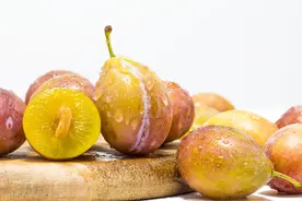 便秘最怕这两种水果！隔三差五吃一次，清肠排毒，赶走大肚腩图片