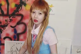 秃眉毛、香肠唇、锁骨打颈钉，泫雅受男友影响，审美越来越辣眼图片