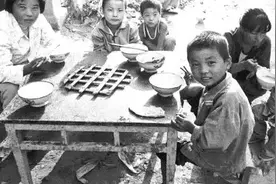 饥荒年代，老人送他一碗白米饭，20年后，他卖房为老人孙子治病图片