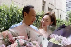 34岁嫁58岁首富，六年生三胎坐稳百亿豪门女主人，曾馨莹凭什么？图片