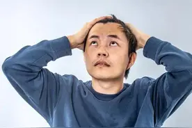 36岁儿子为76岁老娘擦屎接尿，2个女儿无一露面图片