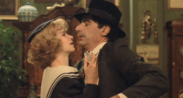 刚解封就冲上9.2！封闭管理20年，吃着狗罐头，搂着军官跳脱衣舞