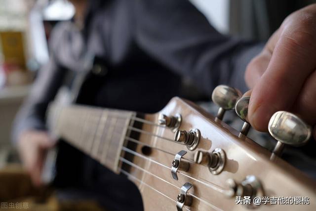 「吉他调弦」初学者一分钟搞懂：调弦的3种方法与技巧要领！干货