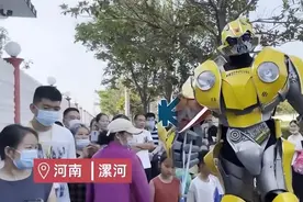谁能不羡慕？为给左手缺失外甥更多仪式感，舅舅扮大黄蜂接娃放学图片