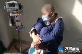 心疼！患癌女孩病房剃发全程一言不发图片