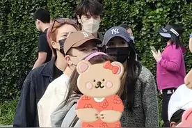 杨幂公园游玩被偶遇！穿紧身裤一双长腿抢镜，身上外套价格超两万图片