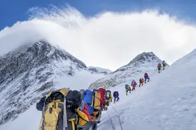 潮评｜攀登珠峰成时髦运动，风险不可忽视图片
