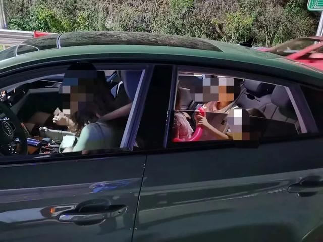 网友问“如有危险摸摸耳朵”,女主播立即摸了耳朵!丽水警方:恶意误导【新闻早七点】