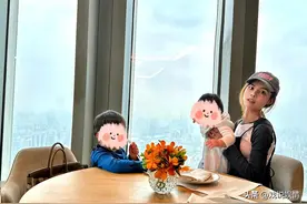 苏醒老婆首晒与俩娃合影，疑似一家四口在广东度假图片