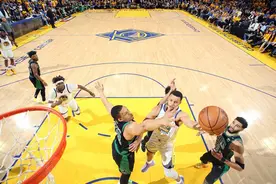 库里手感冰冷也没事，维金斯怒摔“保温杯”，勇士赢下总决赛天王山之战图片