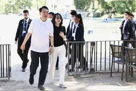 韩国第一夫人素颜太美！穿白裙秀56厘米蚂蚁腰，戴1亿项链受关注图片