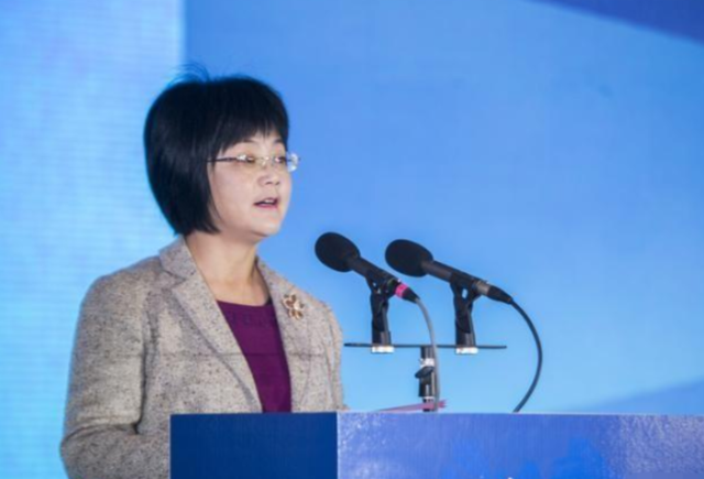 59岁宛如20岁少女的袁华厅长落马，十年厅长无人问一朝落马天下知