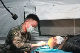 矿工头部受伤，军医深夜施救图片