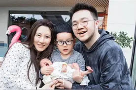 巴图晒一家四口全家照！大儿子怀抱弟弟太可爱，脸和爸爸一个样图片