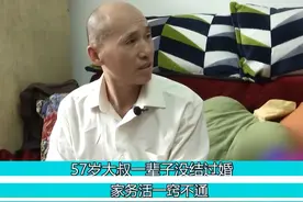 57岁大叔来相亲，至今未婚，母亲将他宠成孩子，工资全归母亲管图片