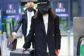 薛佳凝罕见露面衣品成谜，西装大衣配条碎花裤，看着别扭却时髦图片