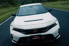 全新思域Type R今日发售，搭载2.0T发动机，售价折合人民币24.6万图片