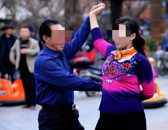 大爷喜欢广场舞大妈，强奸并多次骚扰，大妈被逼在他杯中放安眠药