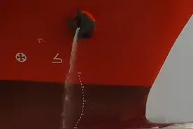 为什么船在行驶时，两侧不停在喷水？图片