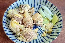 炖鸡汤时，牢记“3放2不放”的诀窍，汤鲜肉香不油腻，天冷喝真香图片