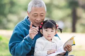 爷爷每天带2岁孙女做一件事，孩子入园后专注力很强，被老师夸赞图片