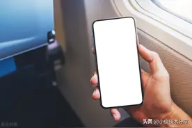 难怪你的手机在阳光下总是看不清楚，原来是这个开关忘记打开了图片