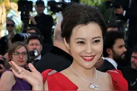 45岁郝蕾亲自示范，微胖大胸的女人：穿衣要掐腰、漏出黄金三角区图片
