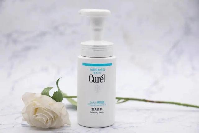 建议油皮女生：夏天多试试这5款“洗面奶”，温和不刺激还控油