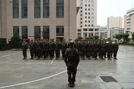 新戎装 展新貌——武警甘肃总队兰州支队组织换新装后军容风纪检查图片