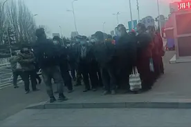 这位老板真牛，一下子找了几十名工人跟着他去干活图片