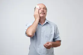 夏天出汗多，是身体排毒好？提醒：3种异常出汗，警惕是疾病信号图片