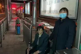 暖心！八旬老人迷路，公交站务长接力帮她找到家人图片