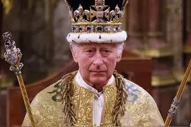 “70年太子”终于加冕成英国国王！卡米拉封后笑开花，夏洛特美翻图片