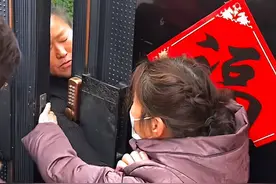 大年初三，大衣哥朱之文家门口，挤满了来要钱的人图片