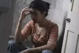 40岁女人爱上30岁小伙，红着脸道：比我前夫好，我很爱他图片