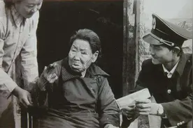 1985年退休厅长来到山东沂蒙，见到哑老太跪地大哭：儿子来看您了图片