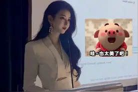 大学女教师因颜值高走红，好像行走的洋娃娃，大学生们争着来上课图片