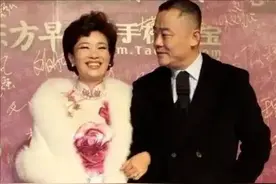 周立波三婚妻子不愧为贵妇，穿旗袍雍容华贵，54岁依旧风采迷人图片