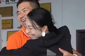 女子坠潭被救后续，登门拥抱喊哥哥，家属发声，救人者身份不简单图片