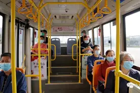 崇州65岁以上老人免费坐公交，成都18个区域通刷 这样办卡→图片