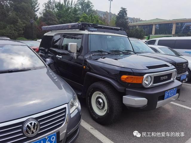 看这个丰田FJ改的很不错，轮毂超级复古，外观颜色也少见。