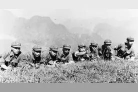 解放军和越军突然遭遇，双方同时开枪，越军抢先占领了高地图片