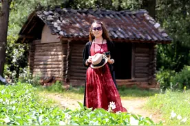 50岁的美女木子曦在美丽的南溪草原演奏优美吉他曲《昨日重现》图片