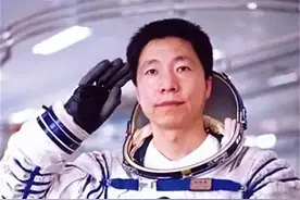 航天英雄杨利伟是如何克服困难，最终成功飞天的？图片